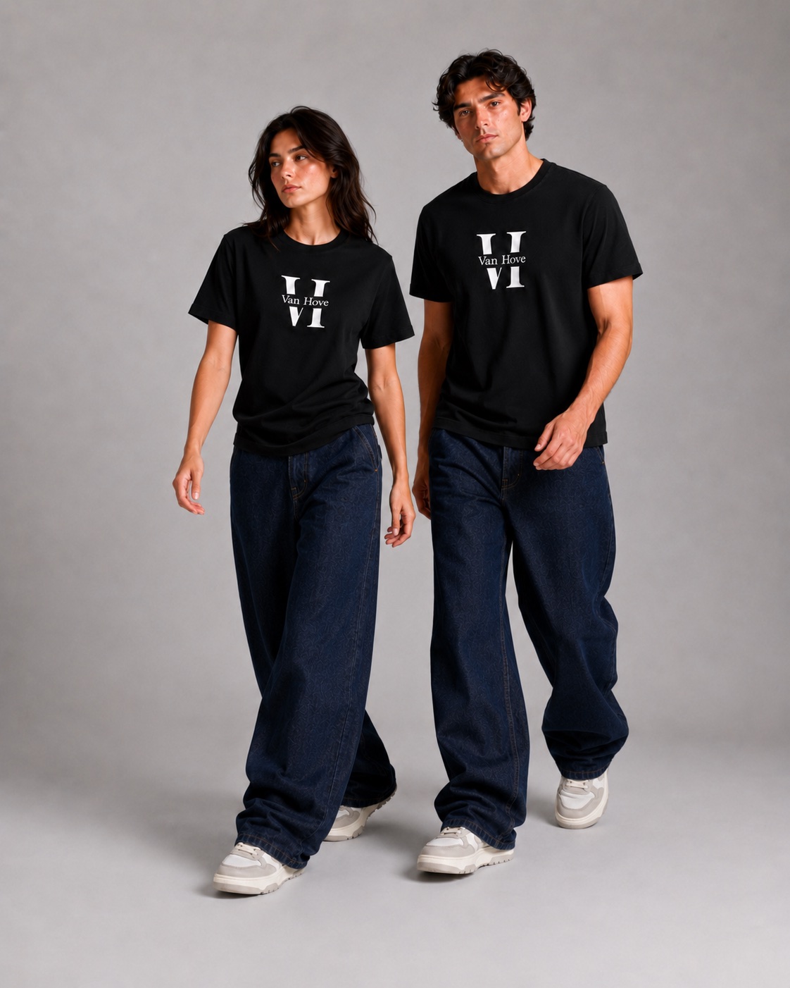 Essential Tee noir porté par un homme et une femme